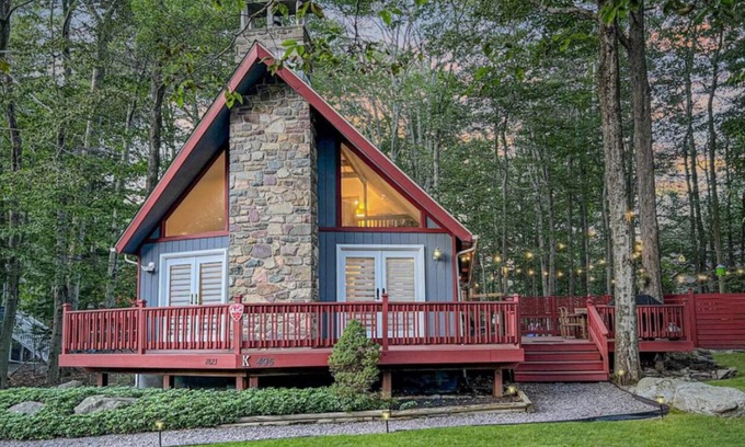 Tobyhanna Chalet De Esquí | Chic Poconos Chalet I Hot Tub I Fire Pit I Pets I Sleeps 8 I Lakes & Pools