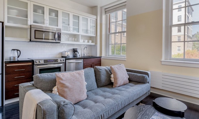 Presidio Apartamento | Chic Presidio Heights 1BR w/ Gym, nr Trails, Beach & Golf, by Blueground