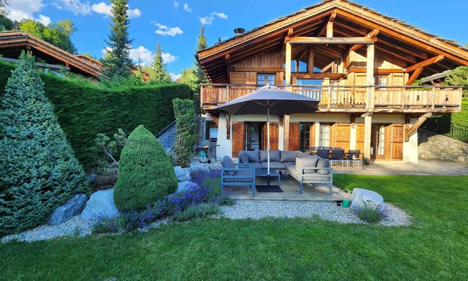 Randogne Chalet De Esquí | Chic, quiet and luxurious 5-bedroom chalet - perfect for families
