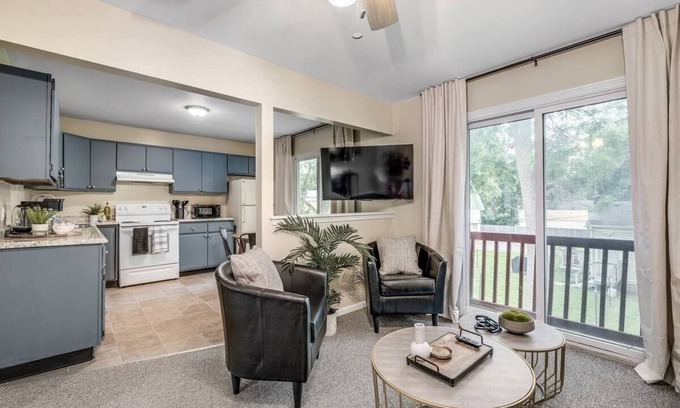 Ypsilanti Apartamento | Chic Remodeled Retreat Near Emu: Easy Commute 2 Bedroom Apts