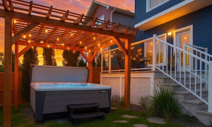 Southwest Edmonton Casa | Chic Retreat w/Hot Tub - King Bed - Fireplace - WEM