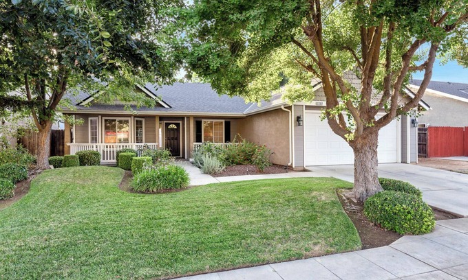 Fresno Casa | Chic River Bluff Home for Professionals & Families