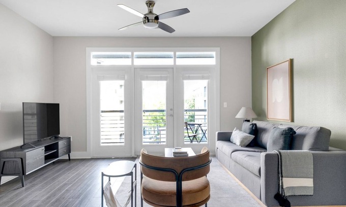 Riverside Apartamento | Chic Riverside 2BR w/ Pool, Gym & W/D, nr Lady Bird Lake, by Blueground