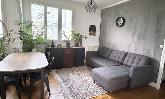 La Garenne-Colombes Apartamento | Chic, spacious 3-bedroom apartment just a stone's throw from Paris