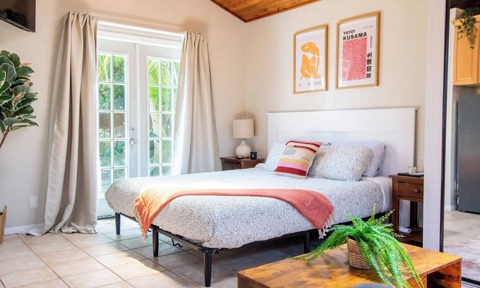 La Jolla Apartamento | Chic & Spacious Studio by the Beach Prime La Jolla Spot Sleeps 4!