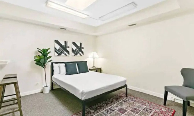 Highland Park Apartamento | Chic Studio - In Downtown Highland Park, by Metra
