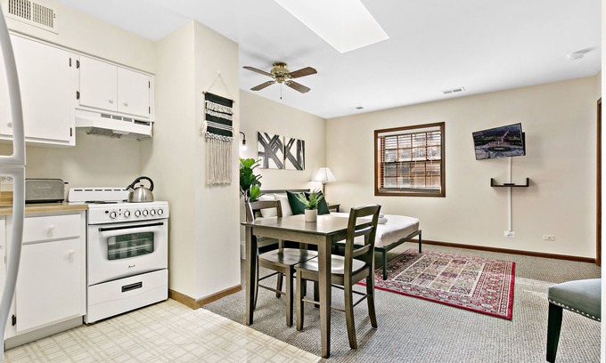 Highland Park Apartamento | Chic Studio in Downtown Highland Park near Metra