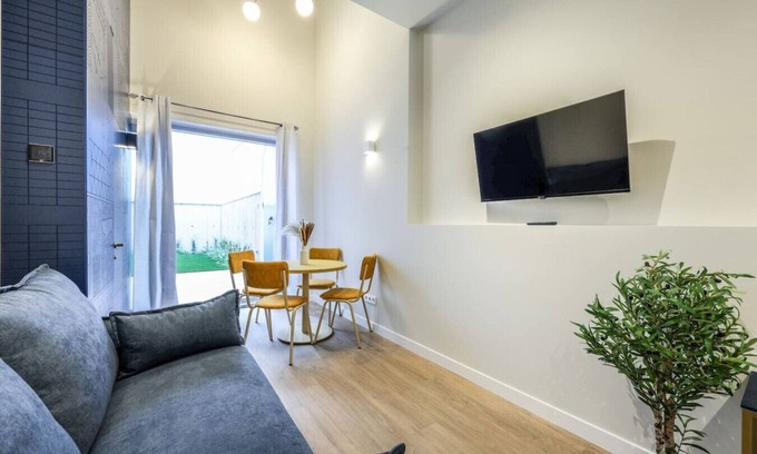 Chueca Apartamento | Chic Studio Steps from Gran Vía, Madrid