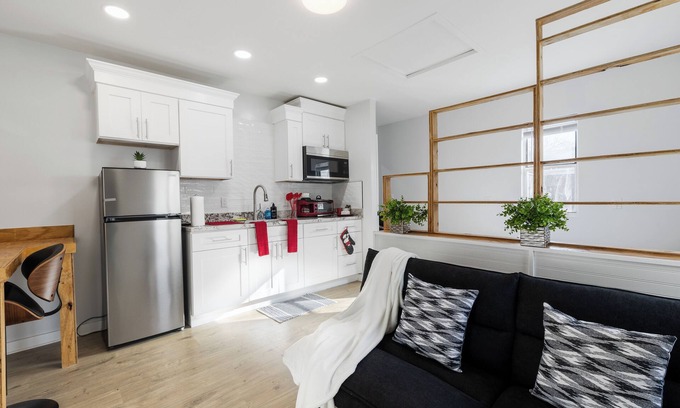 Harper Woods Apartamento | Chic studio with AC and WiFi in superb Harper Woods