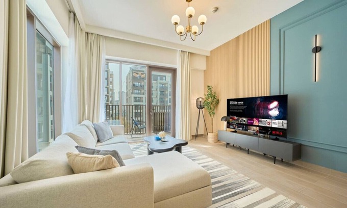 Dubai Apartamento | Chic & Sunny 1BR Escape | Grove Creek Beach Access