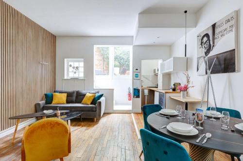 Champs-Elysees Apartamento | Chic Terrasse a 5min des Champs-Elysees with AC