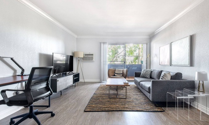 Torrance Apartamento | Chic Torrance 1BR w/ Roofdeck, Pool, near Redondo Beach by Blueground