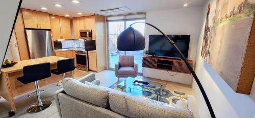 Raynolds Addition Apartamento | Chic Townhome Haven rooted Downtown