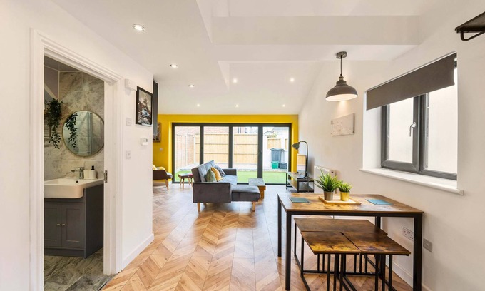Hanham Casa | Chic Urban Haven with Double Bed House