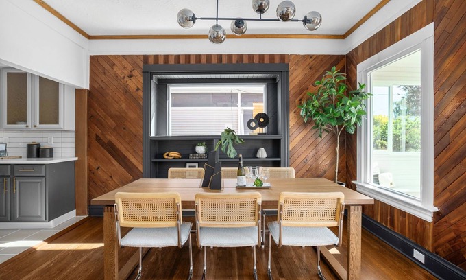 Richmond Casa | Chic urban retreat within the vibrant Hawthorne / Richmond neighborhood