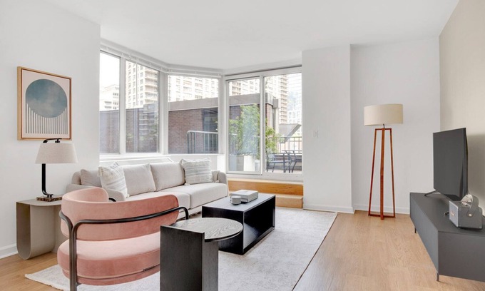 Lincoln Square Apartamento | Chic UWS 2BR w/ Gym, Elevator & DM, near Lincoln Center, by Blueground