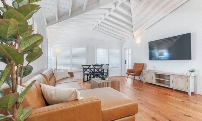 Victoria Park Casa | Chic Victoria Park Villa- 3BR-2BA w/ Heated Pool & Spa