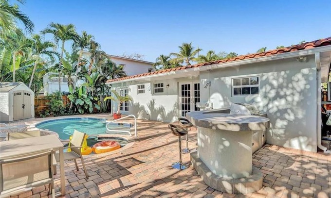 Victoria Park Casa | Chic Victoria Park Villa with Heated Pool and Spa