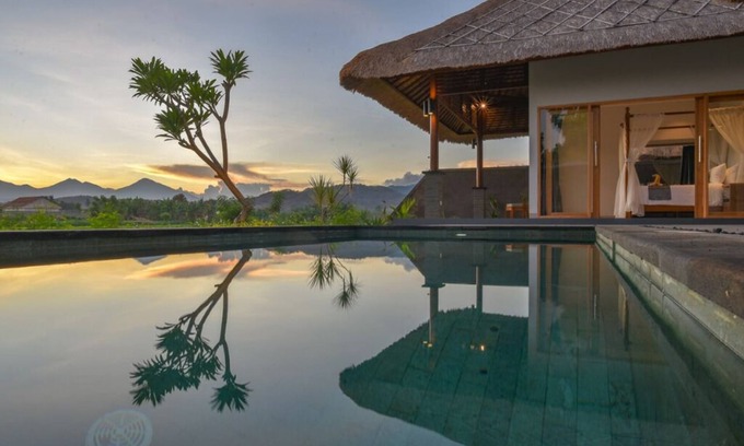 Banjartegehe Villa | Chic villa with 1 bedroom private pool access to beach