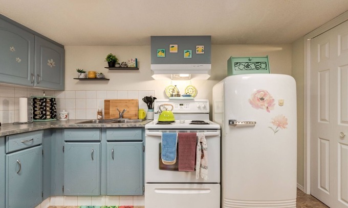 Northwest Calgary Apartamento | Chic Vintage Suite Close to Airport & Downtown