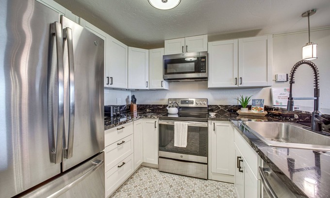 Waikoloa Apartamento | Chic Waikoloa Condo w/ Lanai + Complex Pools!