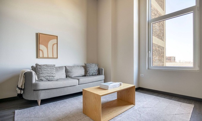 Near West Side Apartamento | Chic West Loop 1BR w/ Rooftop & Dog Wash, nr L, by Blueground