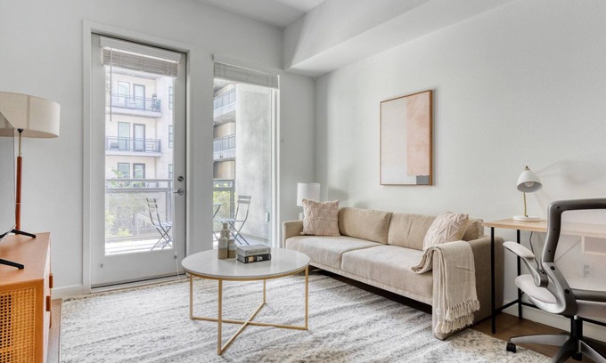 Warner Center Apartamento | Chic Woodland Hills 1BR w/ Pool & Gym, near Warner Center, by Blueground