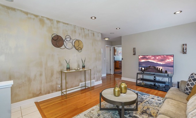 Union Ridge Casa | Chicago Rental - W Berwyn Ave