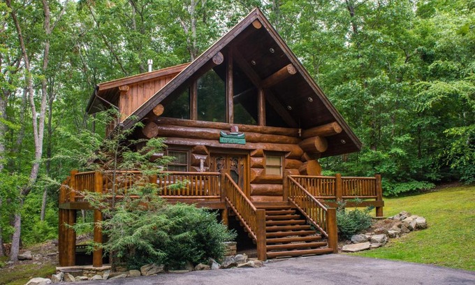 Gatlinburg - Pigeon Forge Hotel | Chief Big Log Cabin