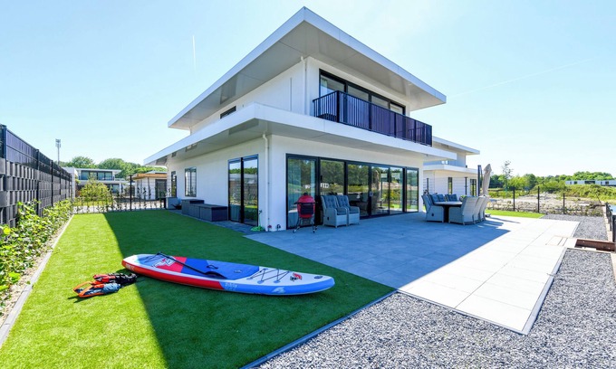 Zeewolde Casa | Child-friendly 8-person villa by the water with enclosed garden, private jetty, paddleboards and a charming garden with Kamado BBQ.