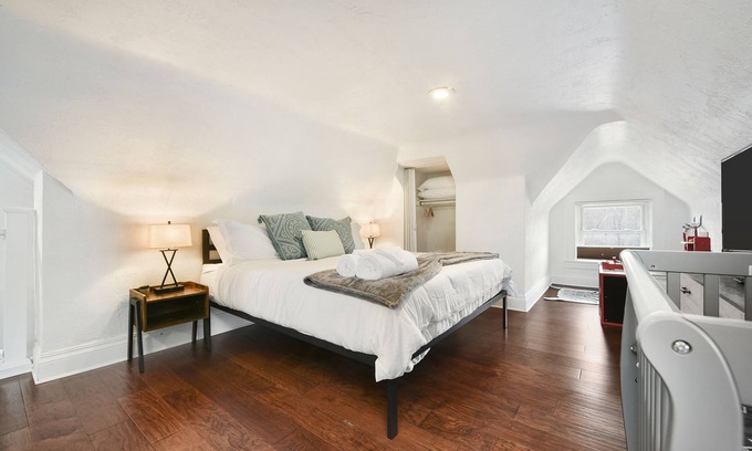Aspinwall Casa | Child Friendly, Parking, King Bed, 15 min to Downtown