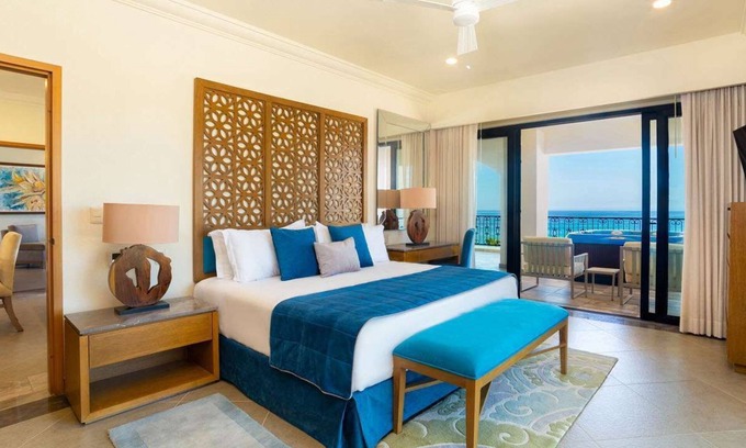 San Jose del Cabo Condominio | Chileno Bay luxury 4 bedroom oceanfront suite with private balcony and hot tubs
