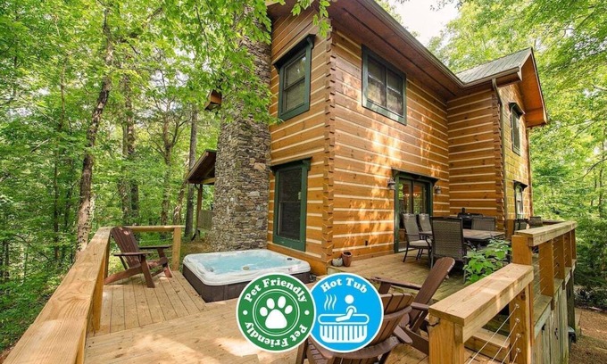 Benton Villa | Chilhowee Cabin | Ocoee Hot Tub Cabin Sleeps 10