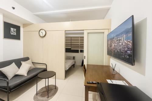 Loyola Heights Apartamento | Chill staycation near Ateneo, UP & Maginhawa eats