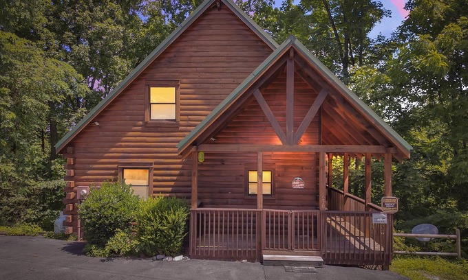 Caton Cabina | Chillin N Grillin - Cozy Pet-Friendly Cabin with Hot Tub & Mountain Views!