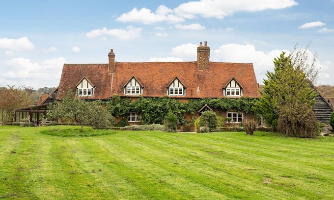 Lacey Green Casa | Chilterns Farmhouse Hideaway Pass the Keys