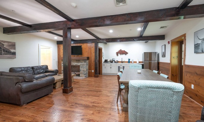 Lambertville Casa | Chimney Hill - 05) Conf Suite