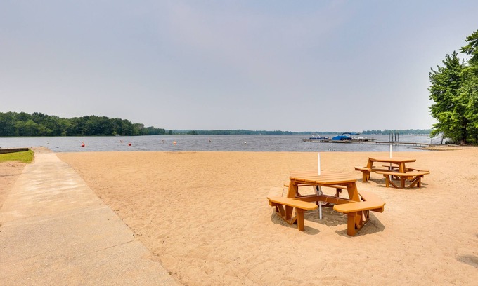 Gloria Glens Park Cabaña | Chippewa Lake Cottage w/ Fire Pit!