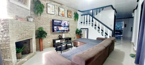 Baguio Apartamento | Chloe's Homestay - Baguio Spacious 3BR Corner Rowhouse for Family & Friends Getaways