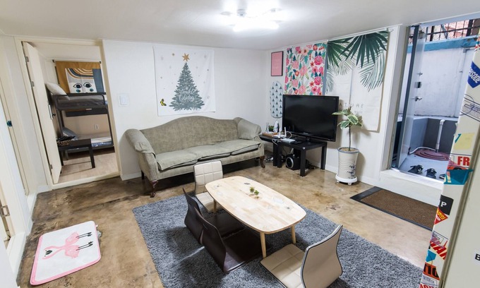 Mapo Casa | Cho's Hongdae house: una casa grande y espaciosa disponible para 12 personas.