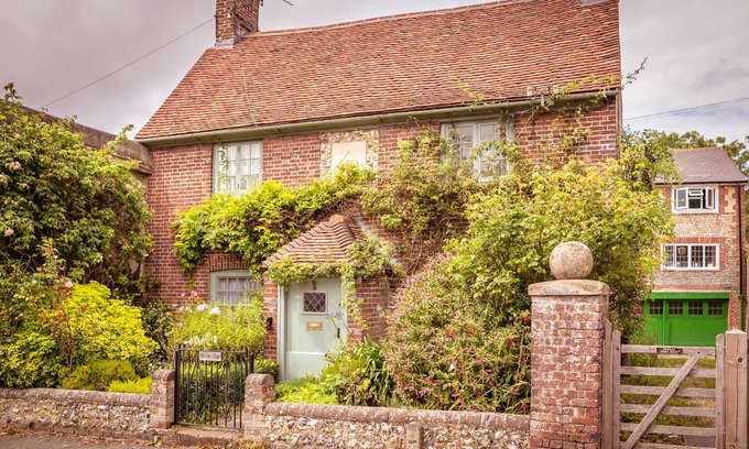 Eastbourne Casa | Chocolate-box pretty Pear Tree Cottage in South Downs village