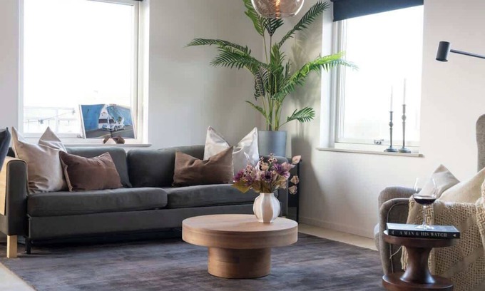 Bastad Condominio | Chocolaty Warmth Home 3BR Flat with Cozy Balcony