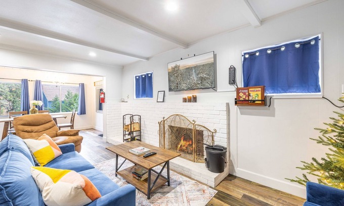 Running Springs Cabina | Christmas Tree Hideaway | Modern 2BR Pet-Friendly