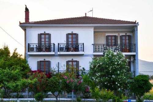 Ireon Apartamento | Chrys Marie Studios