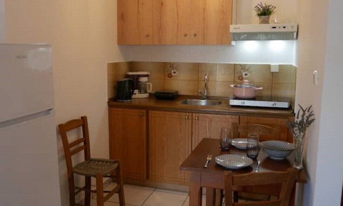 Monemvasia Apartamento | Chrysoula’s Welcoming Triple Room with Yard