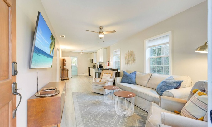 North Charleston Cabaña | ✰CHS Cheery Cottage~15 min to Downtown Charleston✰