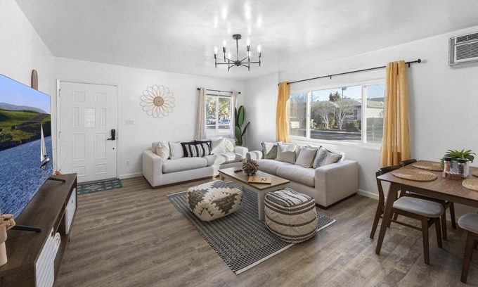 Lincoln Acres Casa | Chula Chateau | Quaint 2/1, Short Drive to Anywhere in SDC!