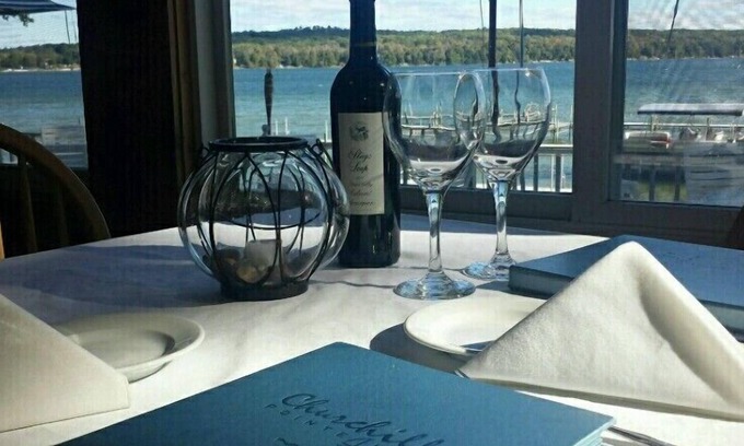 Hubbard Lake Cama Y Desayuno | Churchill Pointe Inn