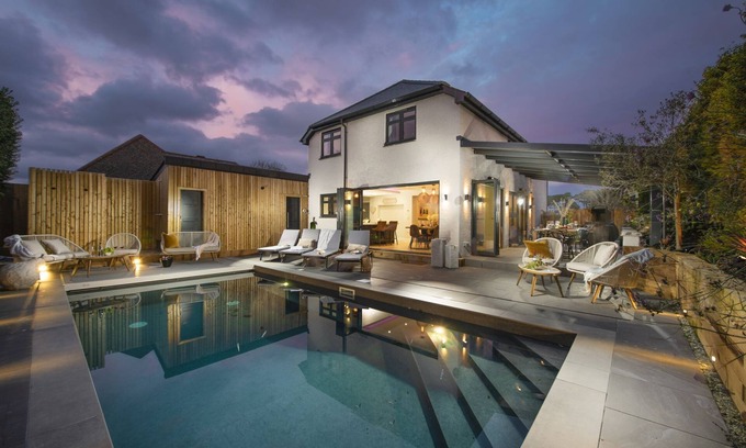 Carbis Bay Casa | Chy An Eglos - A superb refurbished holiday home with a fantastic entertainment area, swimming pool