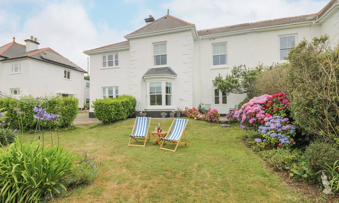 Porthcurno Cabaña | CHYNANCE, character holiday cottage, with open fire in Porthcurno